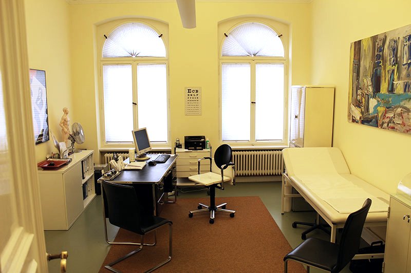 Behandlungszimmer der Praxis Dr. Pamuk & Schmitz